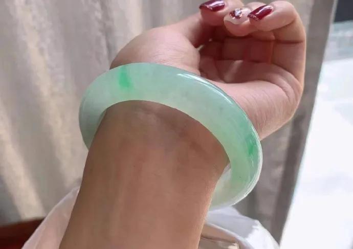 黄金手镯小了怎么变大,手镯戴着大了怎么办