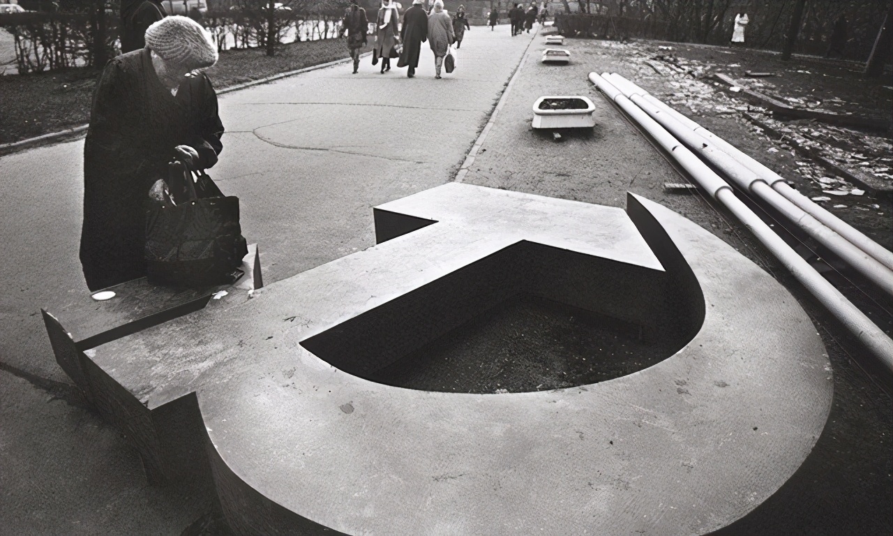 在西方庆祝苏联解体时，*小平邓**却*瞻高**远瞩，抓住了中国发展机遇