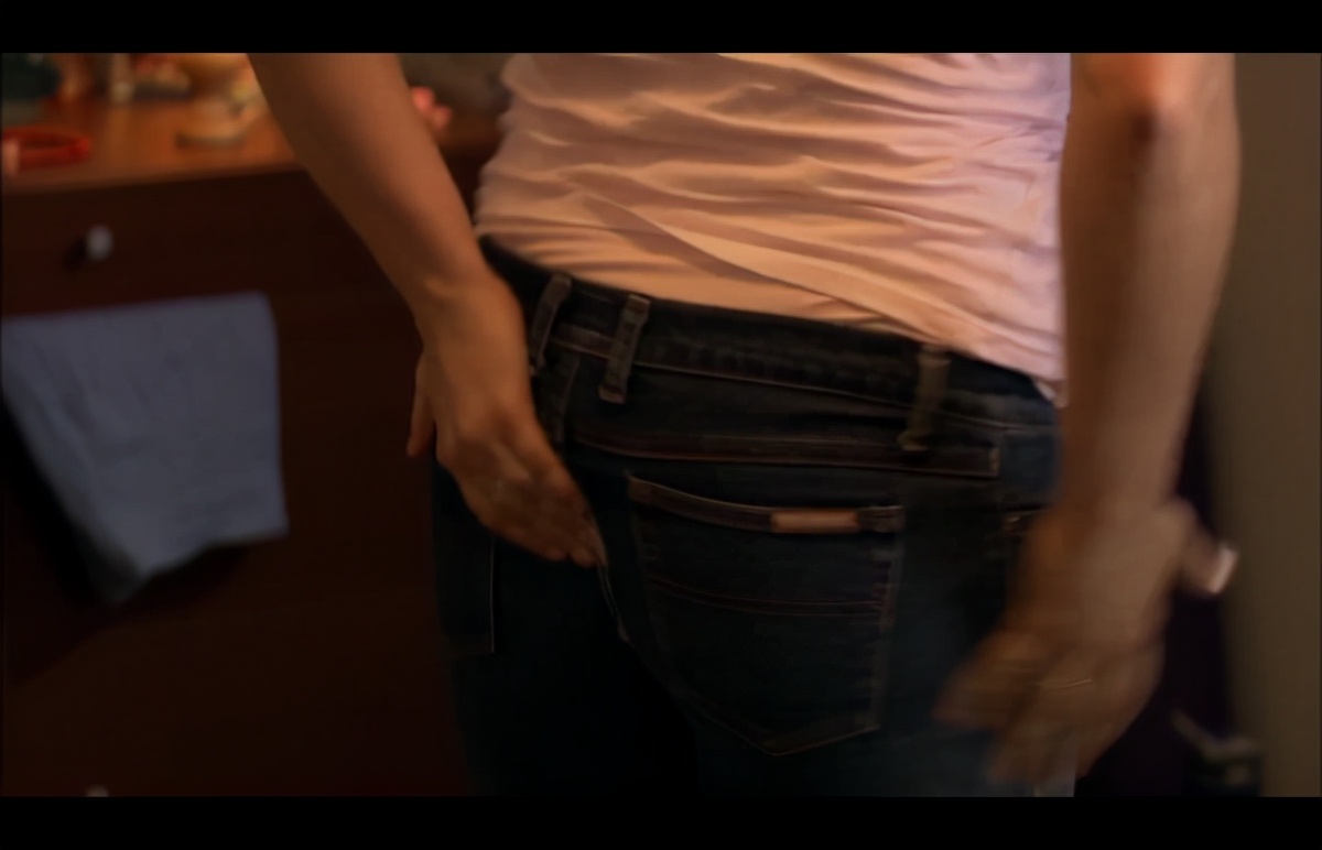 女孩变成橡皮人的电影,女孩的身体像橡皮泥