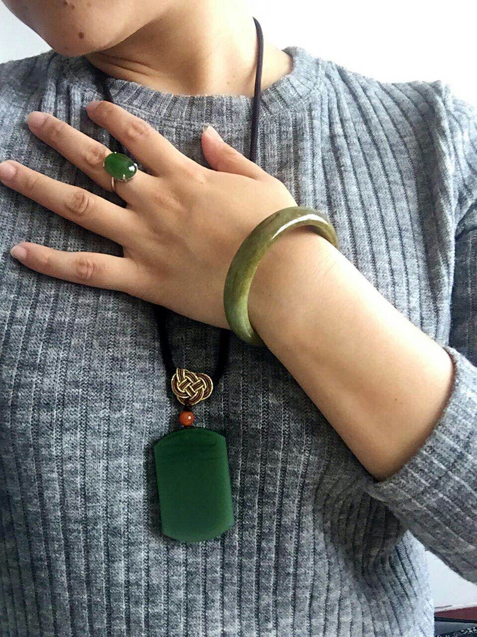 玉镯怎么摘不伤手镯,玉镯怎么戴不容易摔断