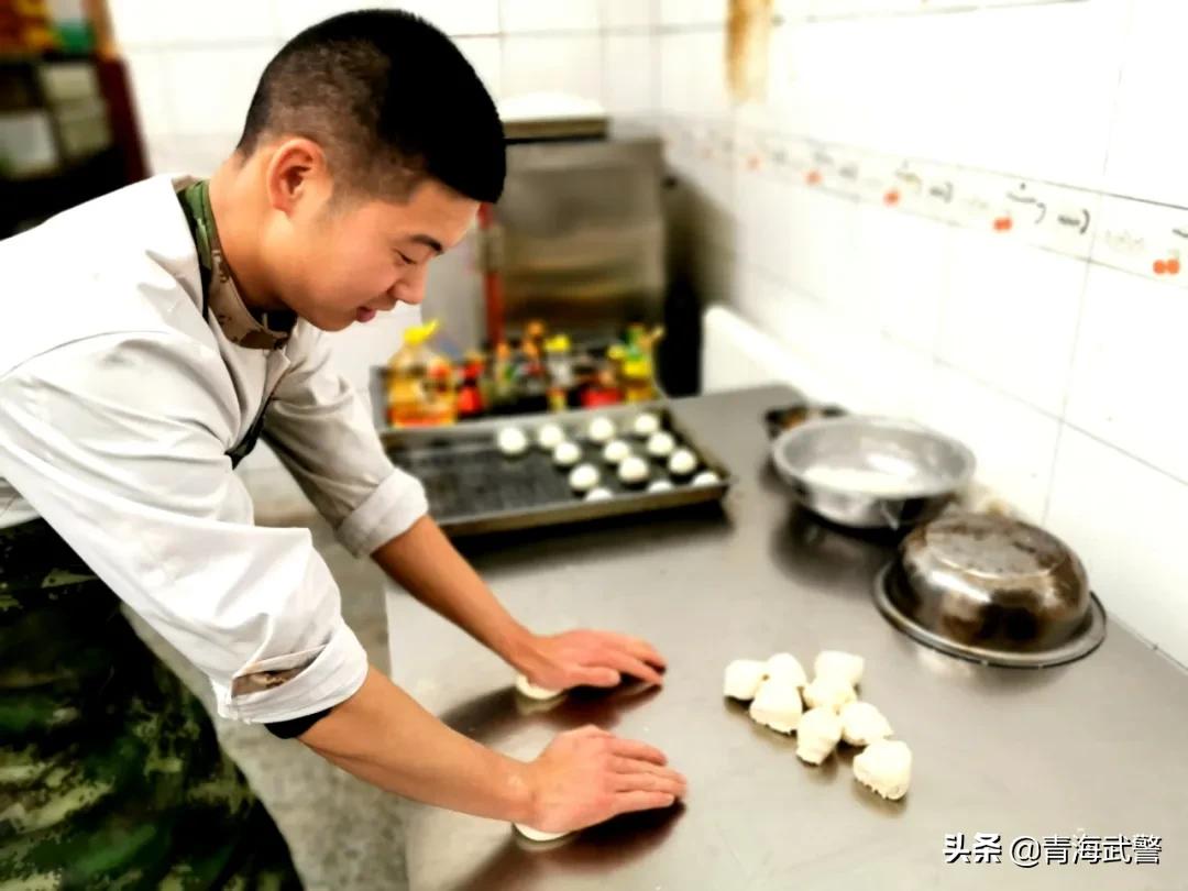 三尺灶台谱青春华章,三尺灶台演绎人生