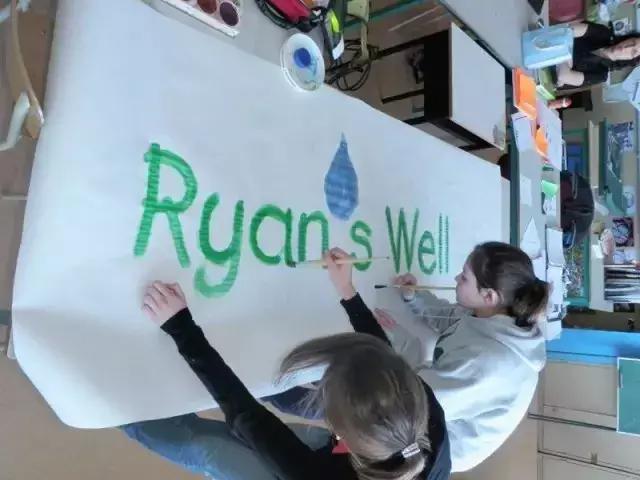 用零花钱给非洲挖了1000多口井，只因孩子的眼泪是那里最干净的水