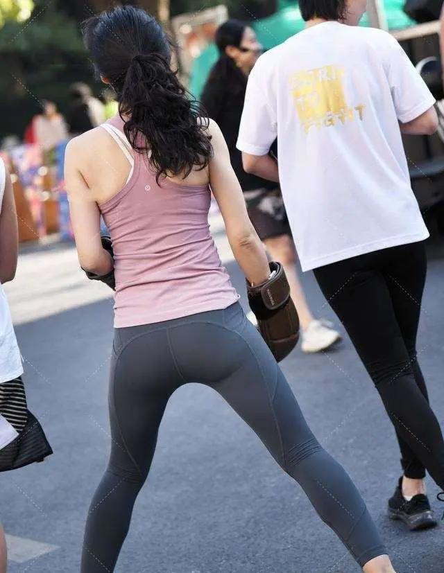 破洞裤休闲随性,牛仔裤显气质穿搭