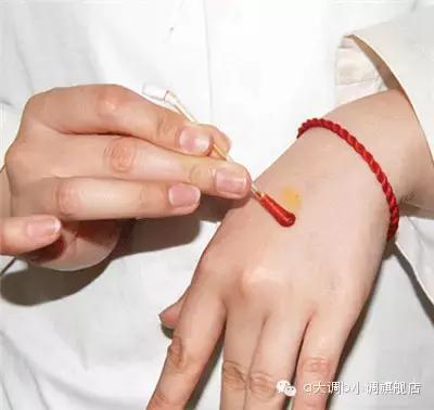 如果衣服上有脏东西应该怎么洗掉,衣服染上黄渍怎么洗掉