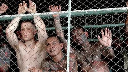 英国白人被关泰国监狱，干翻狱警潇洒越狱，结局却把我治愈的电影