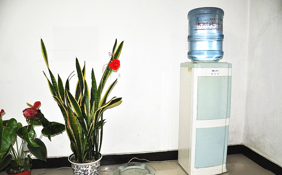 饮水机水出来很脏怎么办,直饮饮水机里的水很脏