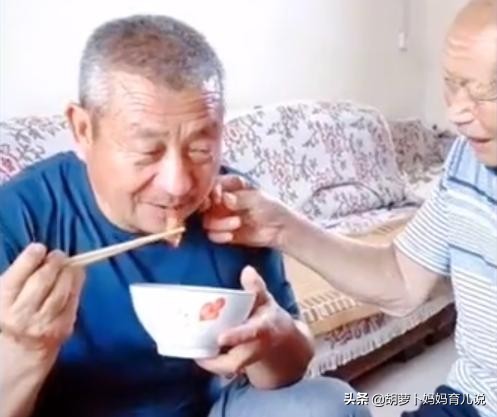 90岁爸爸给70岁儿子喂红烧肉,95岁的父亲给儿子夹红烧肉