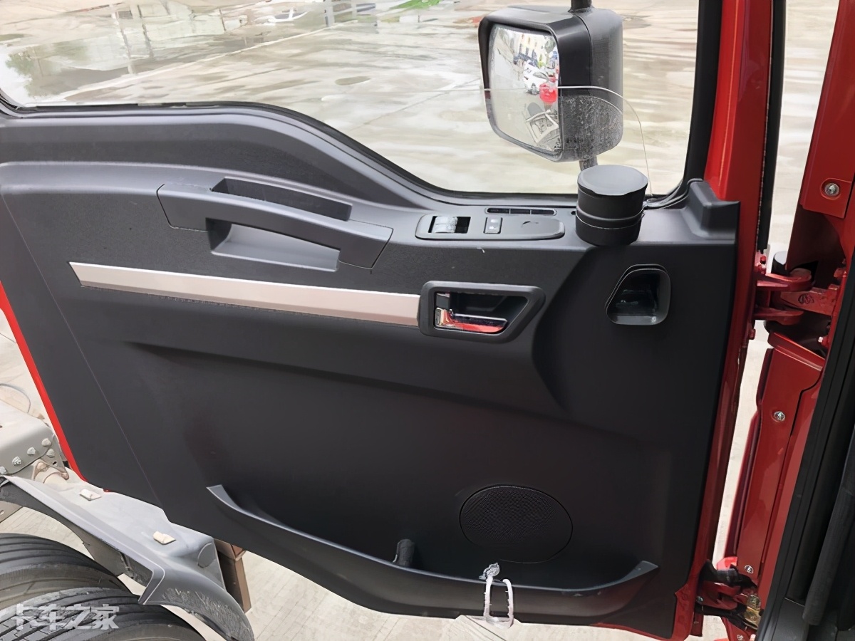 陕汽德龙新款m3000天然气车,德龙m3000牵引车拉大件