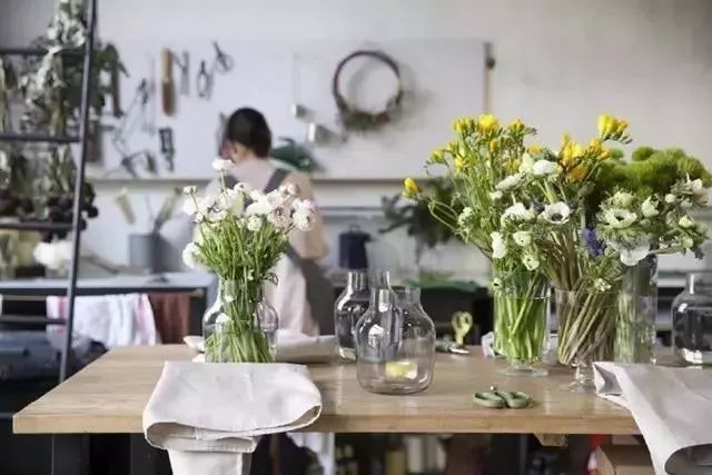 这家破厂房改造的花店，这是北京最美的小花店，明星都来拍照