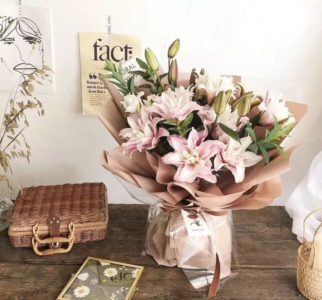 鲜花店日常换水整理花材,花要不要经常换水