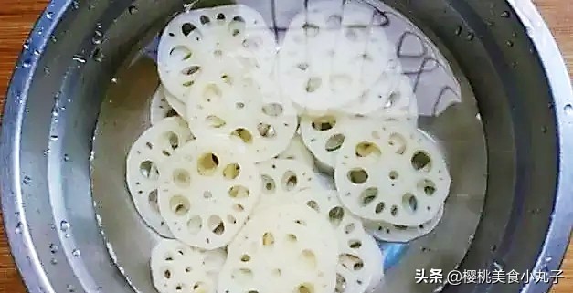 莲藕熬汤怎样不让莲藕变黑,莲藕排骨汤怎么让莲藕不变黑