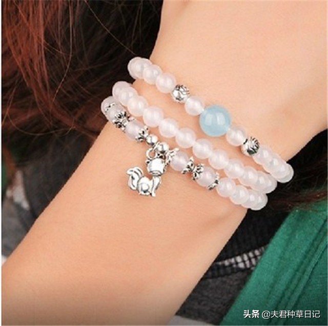 女人40少戴哪三种首饰,女人40岁了还有必要戴环吗