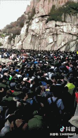 全国各地景区人挤人,各地景区游客爆满