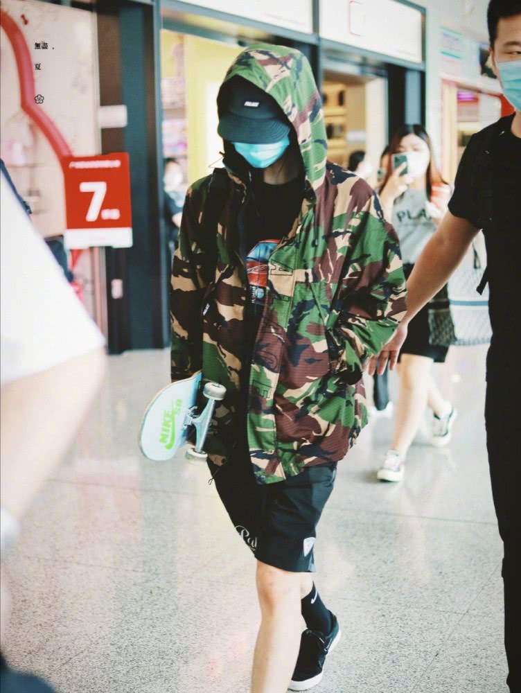 王一博520飞上海录《街舞》，穿厚外套全程低头，膝盖受伤惹人疼