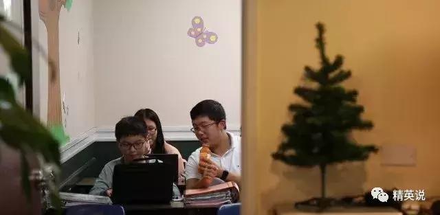 “带着孩子移民海外，但我们还是没能逃离疯狂的补习班……”