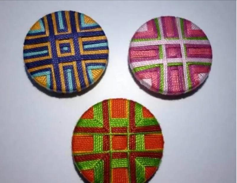 一个圆周边加一点装饰,用彩线做简单的小装饰