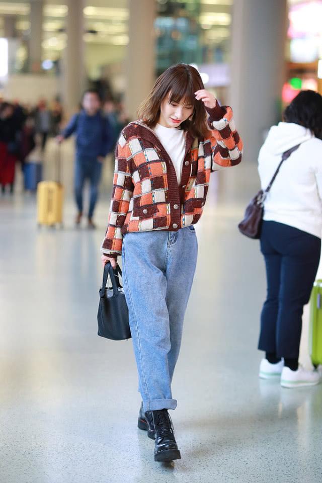 吴昕美出高级感轻纱衫外面穿,吴昕衣品开挂一条拖地长裤美到爆