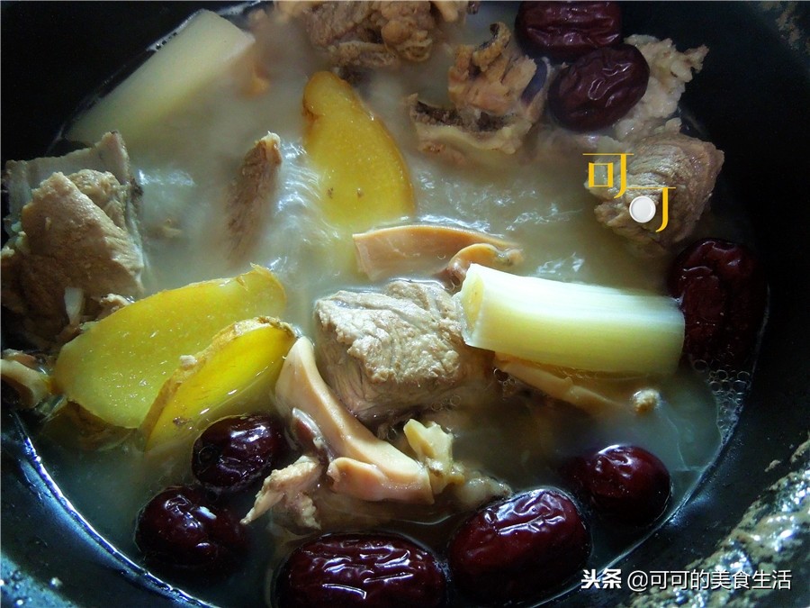 排骨汤加香菇和红萝卜,排骨汤加鱿鱼干