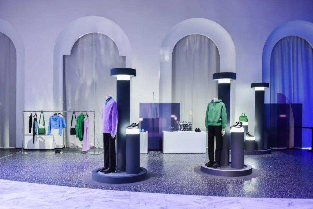 献礼影片《革命者》《1921》上映、菲拉格慕发布2021冬季系列...