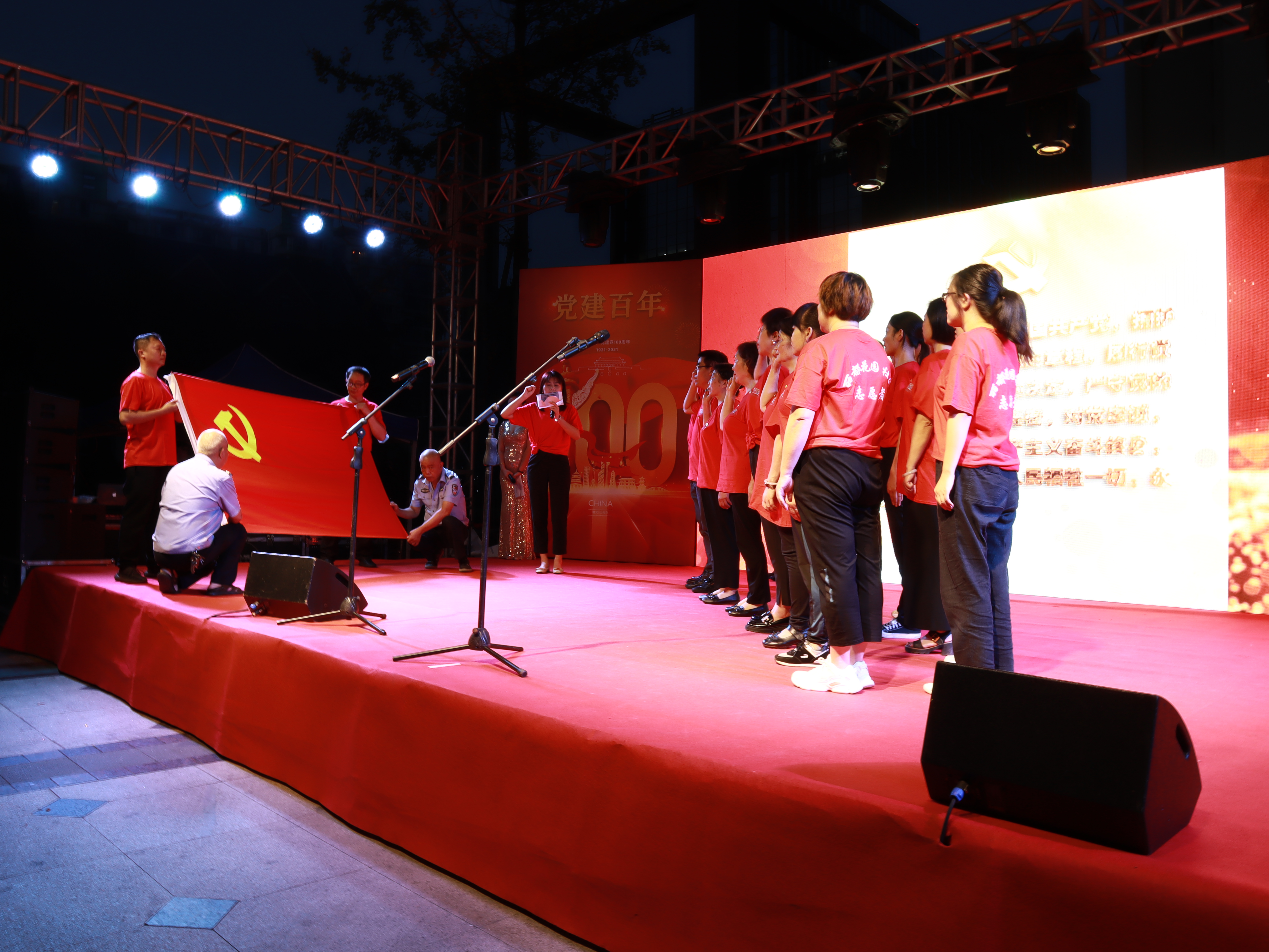 社区居民“全班底”书香花香伴心香——丽都花园社区“*党**建百年丽都风华”活动赢得居民交口称赞