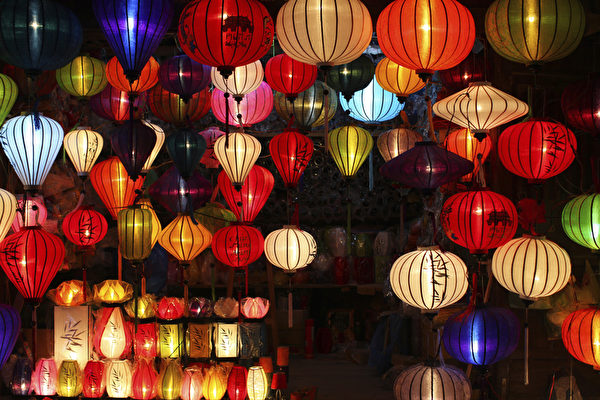 元宵节冰墩墩拿着小灯笼手工制作,能点灯的元宵节手工兔子小花灯