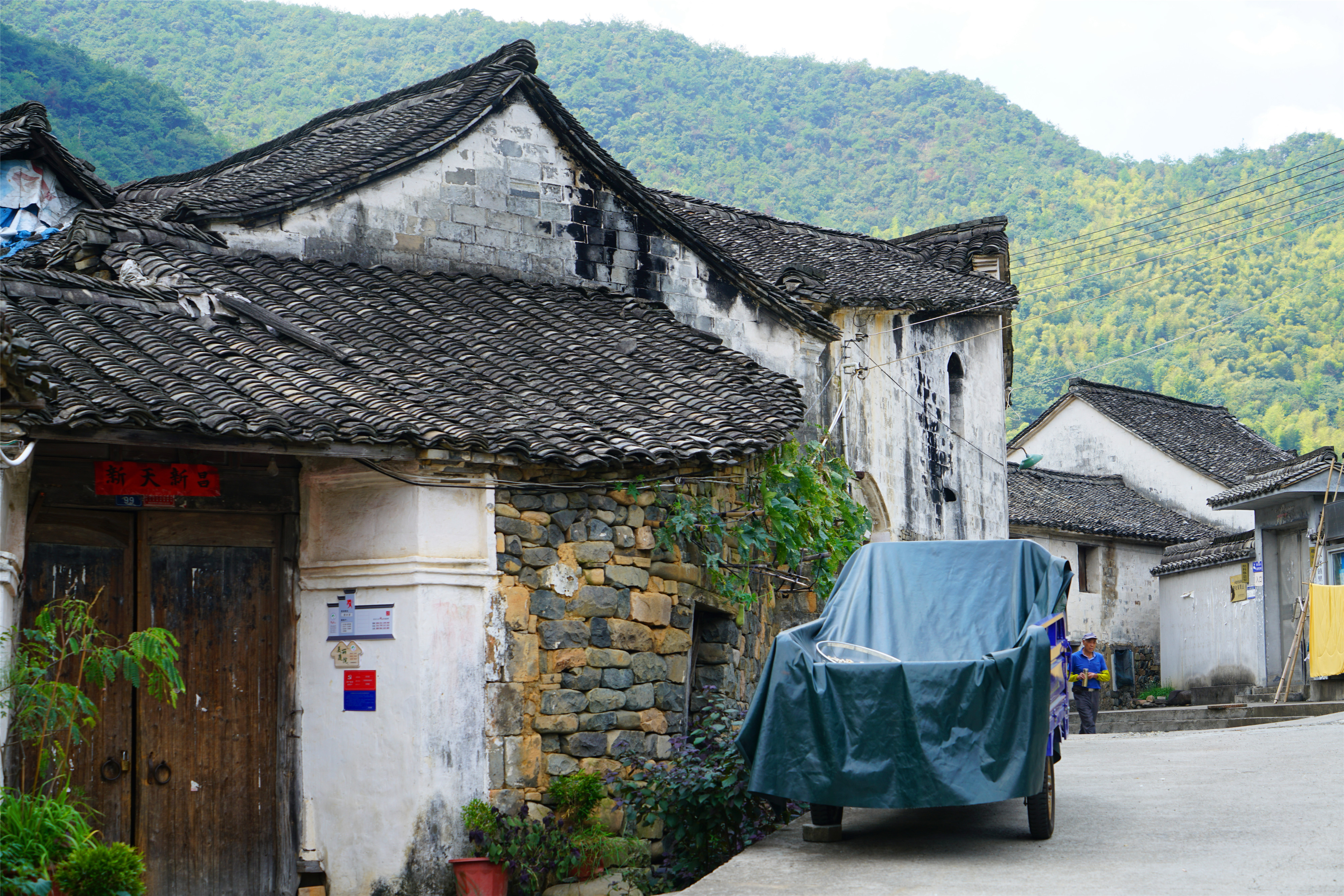 新昌这条溪，近来大火，古时是*私走**食盐秘密通道之一，人称十八渡