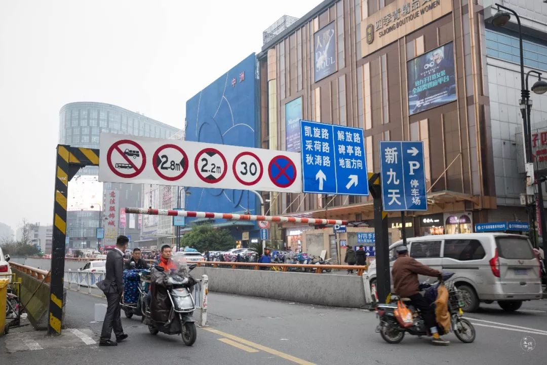 四季青男士毛衣大甩卖宽松轻薄,四季青女装清仓特价毛衣白色