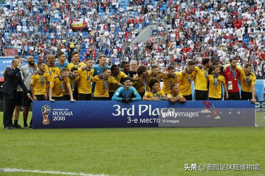 第一个穿白球鞋的足球运动员,第一个穿耐克篮球鞋的nba运动员