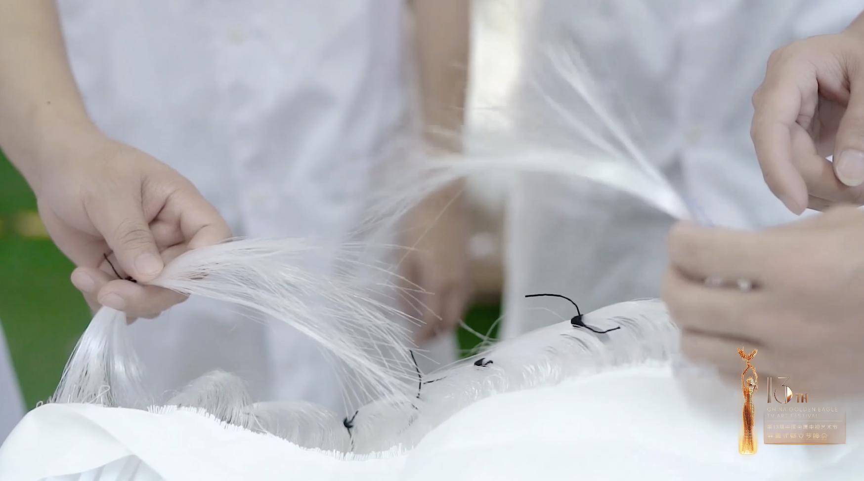 它叫金光羽衣！幕后团队揭秘：金鹰女神史上第一件会发光的战袍？