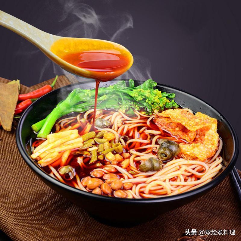 料足的螺蛳粉太贵？今天教你在家做一碗料足、无限续的螺蛳粉