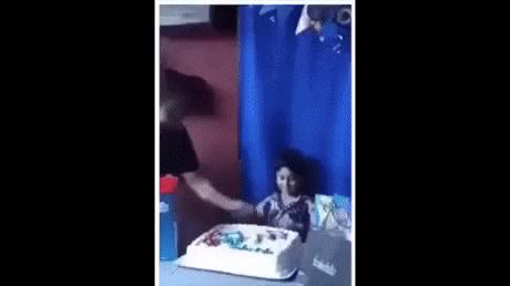 新娘开心的搞笑视频,搞笑gif开心一刻女司机上车