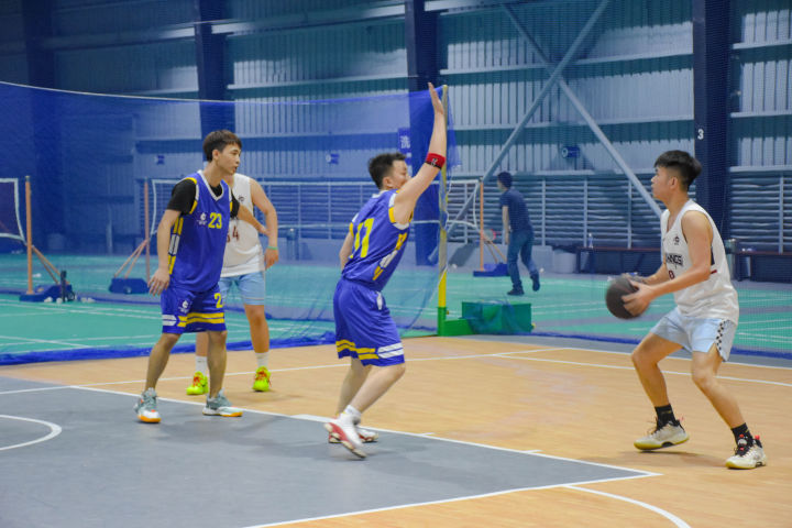 在叩丁狼1024怎么过？当然是“打爆”校长，挑战高颜值篮球博主