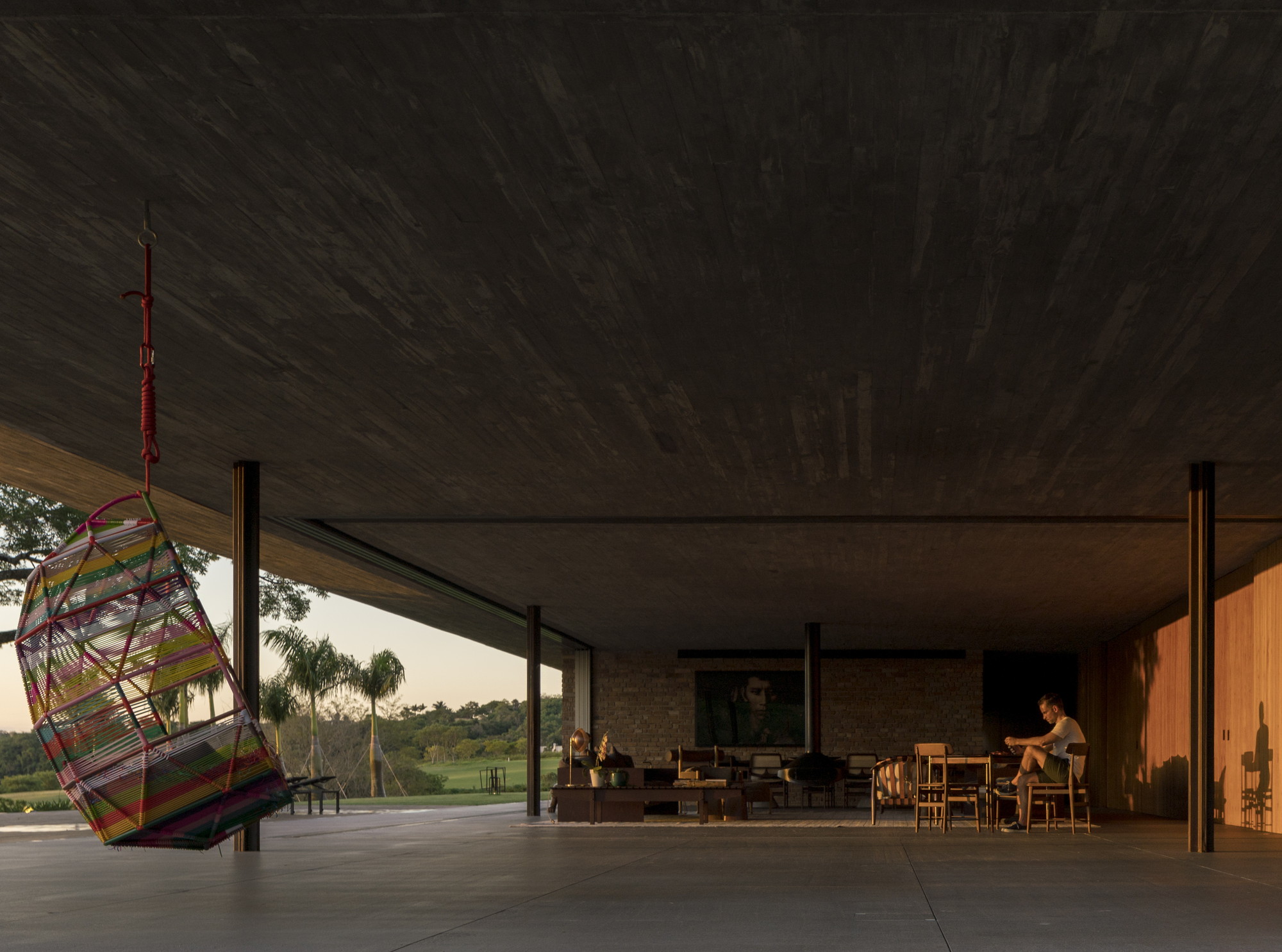 1000m²屋顶满种绿草，消隐在田园水光里的家