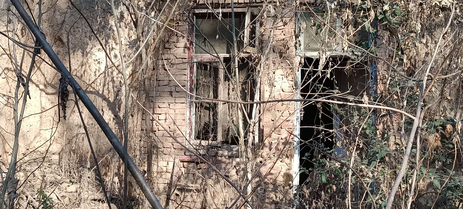 冬天的微锻炼，无意间找到一处篮球和足球场，非周末无人！来