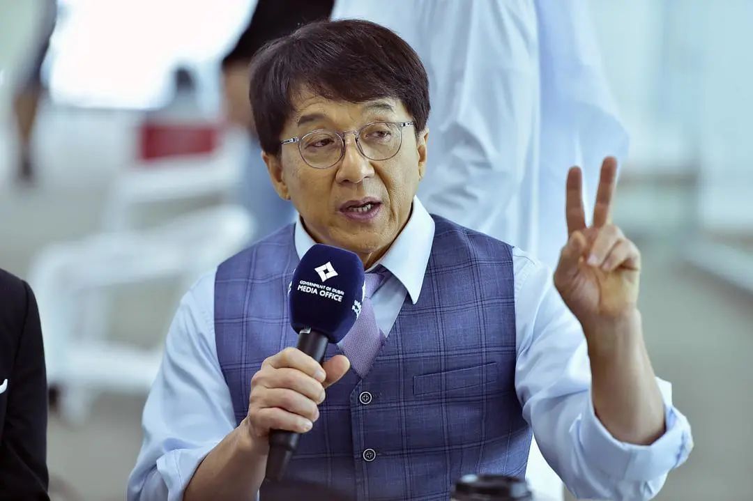 杨洋成龙急先锋跳舞,急先锋发布会杨洋和成龙坐在一起