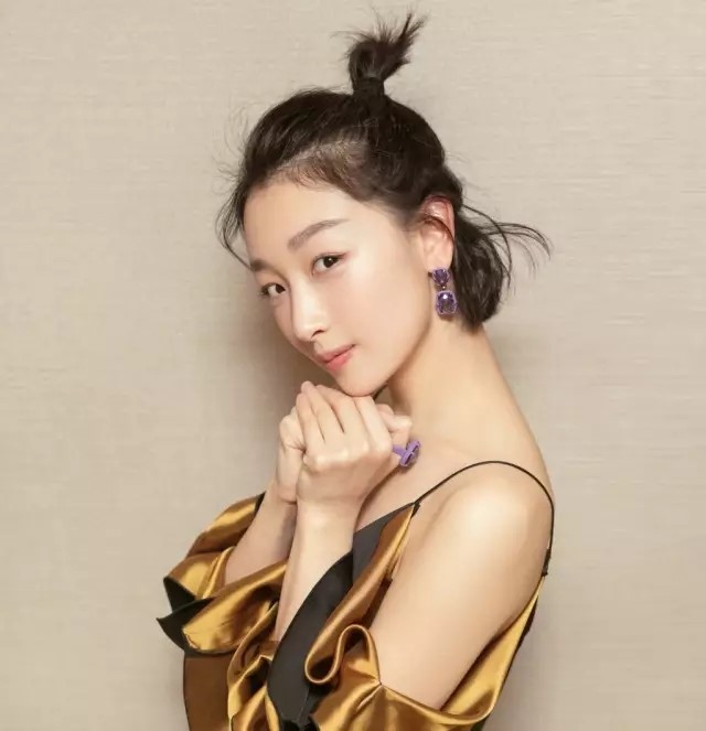 周冬雨小个子怎么穿,周冬雨的穿衣最适合矮个子参考