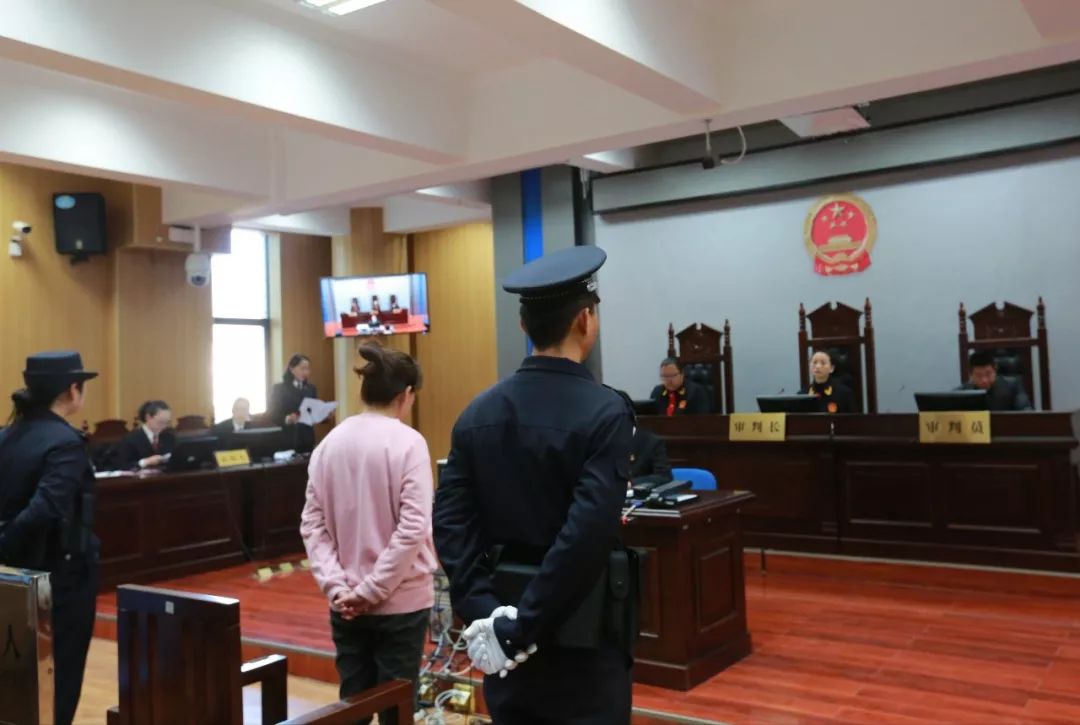 美容店面被抹辣椒膏 (美容店骗人脸上被抹辣椒膏)