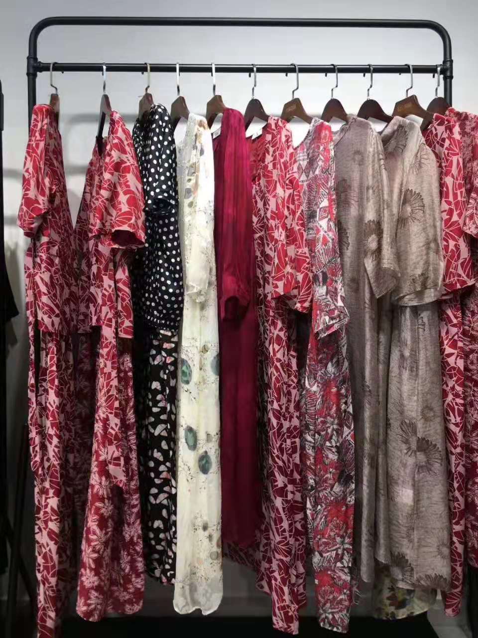 如果你想创业不妨点进来看看,现在适合开女装品牌折扣店吗