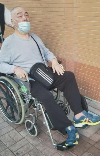 突发！63岁香港靓声王在护老院连人带轮椅跌倒受伤，已送院救治