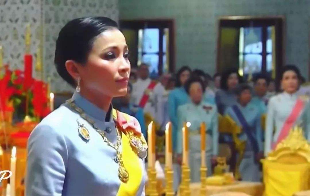 花心泰王也温柔？结婚周年陪王后穿情侣装，满脸宠溺给娇妻打下手