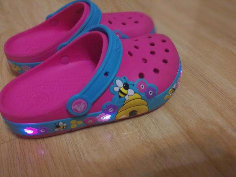 土味丑鞋还能成新时尚吗?Crocs请来杨幂代言、李佳琦直播带货