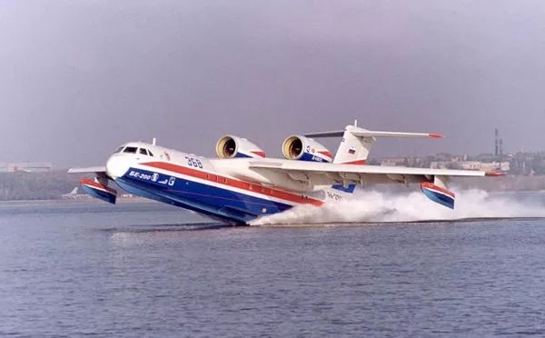 一架飞机垂直掉进海里,一架飞机掉进水里了