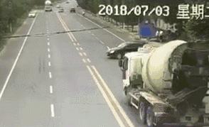 高速上前车突然急刹,高速突然急刹后车变道