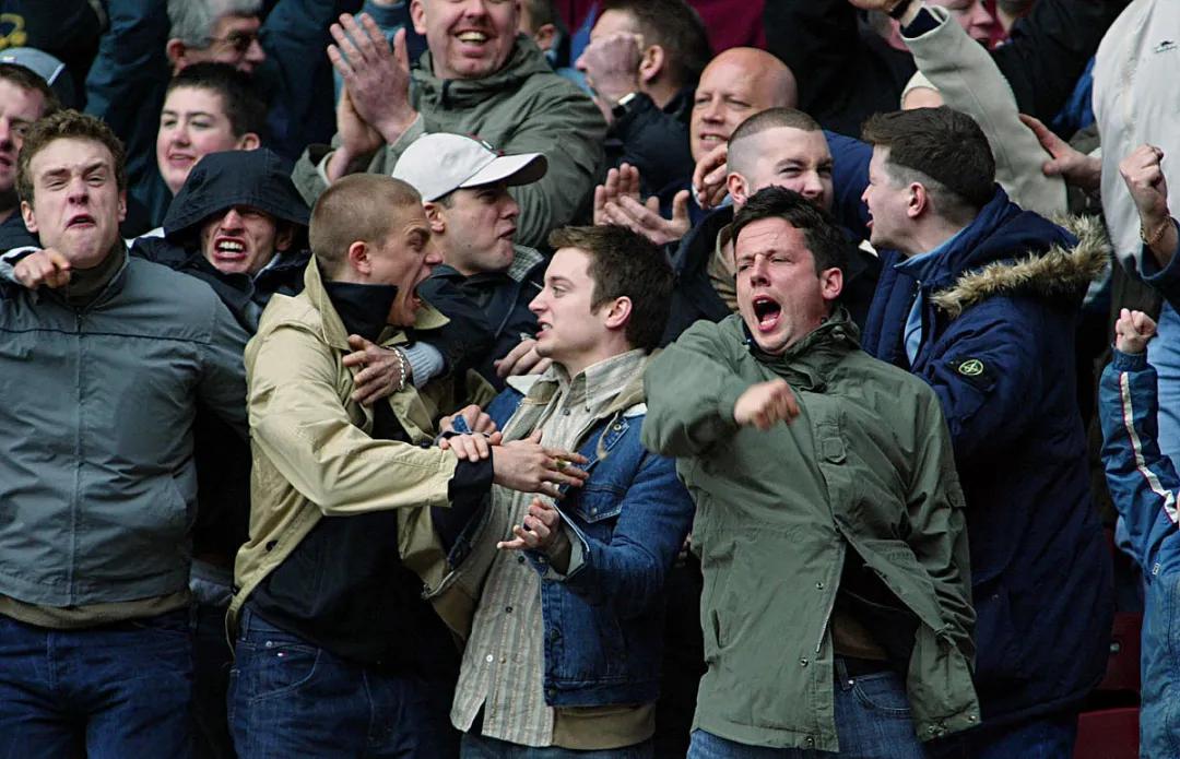 从Burberry、FredPerry到C.P.Company，足球迷都在穿什么？