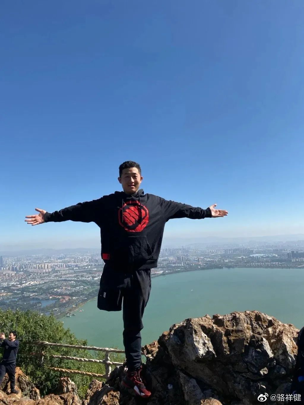 13岁独臂篮球少年网络爆红,广东独臂篮球少年成为运动员