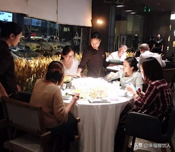大众点评品类榜首!这家“土到极致”的湘菜馆是如何做到的?