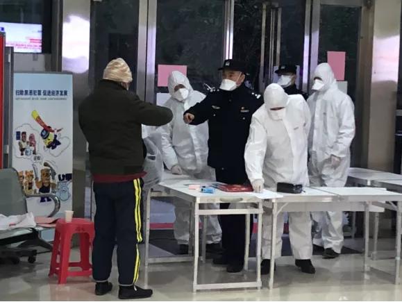 援鄂医护表白民警,硬核圈粉小护姐表白汉警小哥