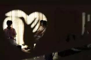 12岁孩子自卑爱哭心理脆弱想自残,8岁自残孩子心理