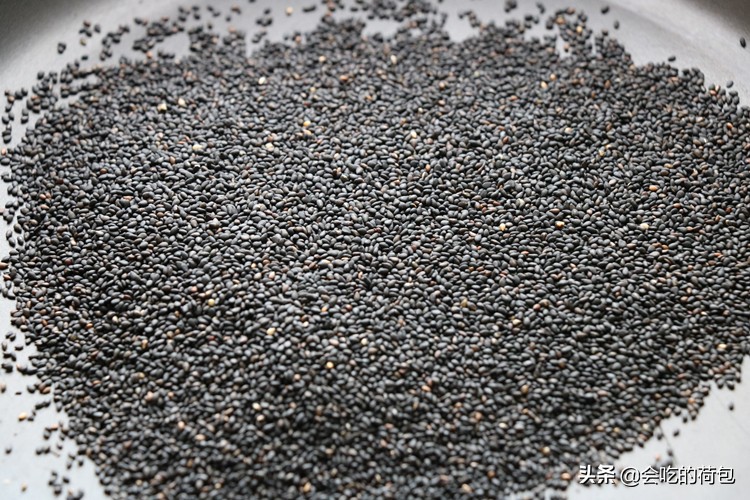 秋天要常吃黑豆，教你1个简单做法，做一次放半年，冲水喝特解馋