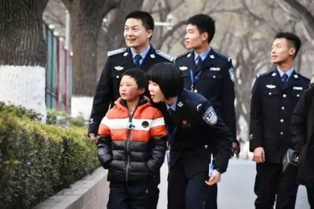 冰花男孩王福满的照片,冰花男孩王福满